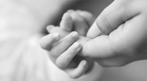 mano-mujer-mano-bebe